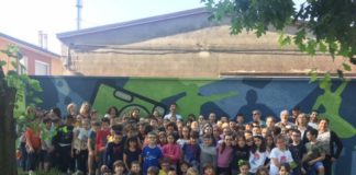 il Sindaco Gianluca Galimberti ha incontrato bambine, bambini e insegnanti della primaria Boschetto per conoscere e farsi raccontare il progetto del murale che stanno realizzando