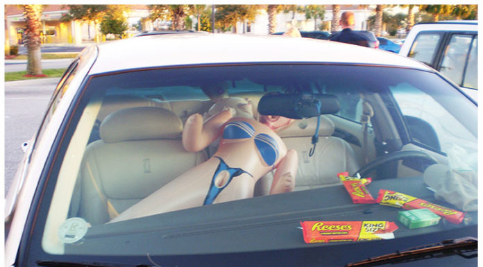 Bambola gonfiabile in auto, foto generica