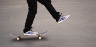 Ragazzo in skateboard