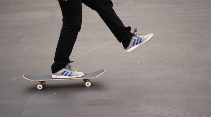 Ragazzo in skateboard