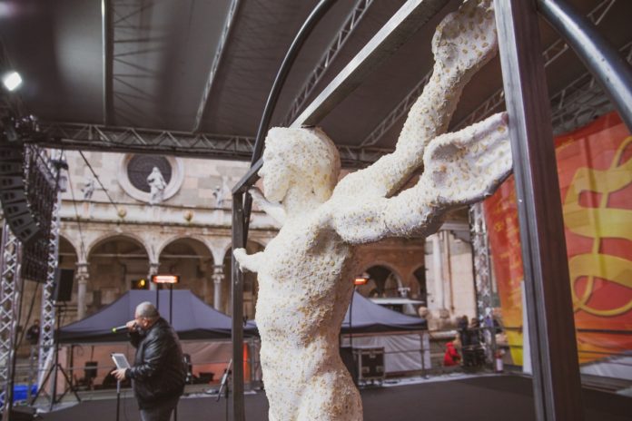 Sul grande palco di Piazza del Comune è stata svelata la maxi costruzione dell’Uomo Vitruviano realizzata interamente in Torrone dal maestro pasticciere Mirco della Vecchia